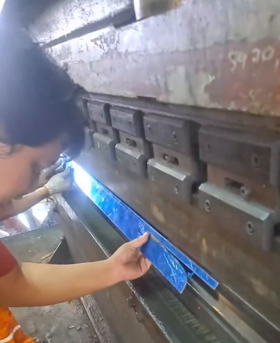 Menekuk panel baja dengan tangan