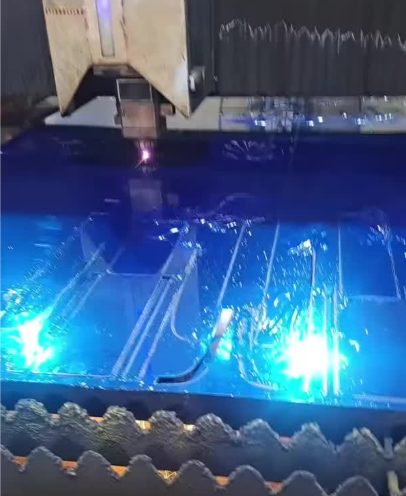 Pemotongan baja dengan laser CNC
