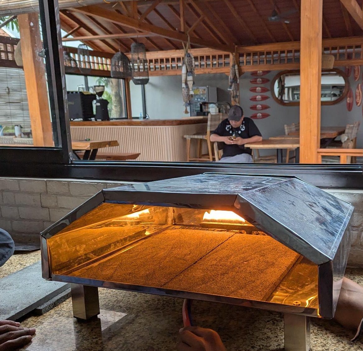 Caldera Alit menyala di meja kafe